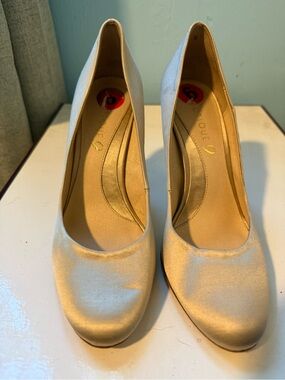 Boutique 9 Women's Satin Ivory Round-Toe Heels